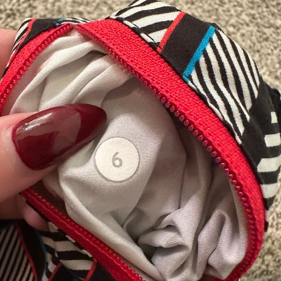 Lululemon black & white chevron print athletic shorts size 6 - Picture 8 of 12